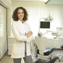 Dr. Dt. Özlem Kula — Balıkesir. Portre fotoğrafı.