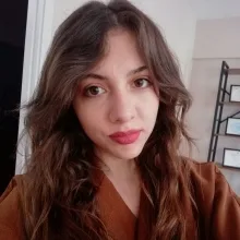 Psk. Özge Şahna — Psikoloji. Portre fotoğrafı.