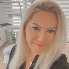 Dt. Emel Striko — Diş Hekimi, Konya. Portre fotoğrafı.