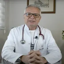 Uzm. Dr. Erhan Özel — İç Hastalıkları, Bakırköy, İstanbul. Portre fotoğrafı.