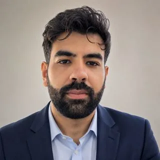 Psk. Hüseyin Kutay Eroğlu — Psikoloji, İzmir. Portre fotoğrafı.