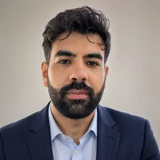Psk. Hüseyin Kutay Eroğlu — Psikoloji, İzmir. Portre fotoğrafı.