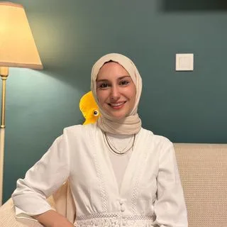 Dkt. Yeşim Merve Karadağ — Dil ve Konuşma Terapisi, İstanbul. Portre fotoğrafı.