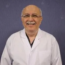 Dt. Özer Karaahmetoğlu — Diş Hekimi, Ankara. Portre fotoğrafı.