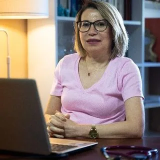Uzm. Dr. Emine Uysal Özfidan — Göğüs Hastalıkları, Bartın. Portre fotoğrafı.