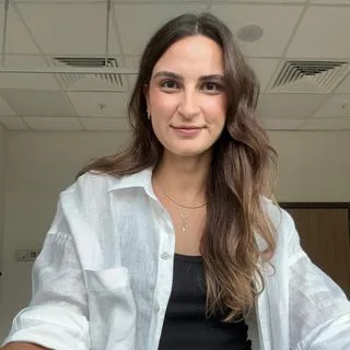 Uzm. Dr. Pınar Erdoğan Türkmen — Psikiyatri, Antalya. Portre fotoğrafı.