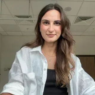Uzm. Dr. Pınar Erdoğan Türkmen — Psikiyatri, Antalya. Portre fotoğrafı.
