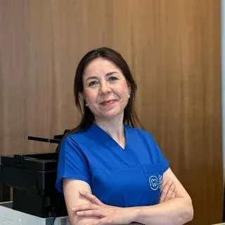 Dt. Ayşegül Onuşluel — Diş Hekimi, Bayraklı, İzmir. Portre fotoğrafı.