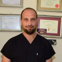 Dr. Öğr. Üyesi Emre Özkara — Beyin Ve Sinir Cerrahisi, Eskişehir. Portre fotoğrafı.
