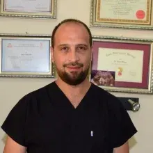 Dr. Öğr. Üyesi Emre Özkara — Beyin Ve Sinir Cerrahisi, Eskişehir. Portre fotoğrafı.