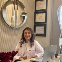 Dr. Dt. Gizem Ömeroğlu Demir — Diş Hekimi, Trabzon. Portre fotoğrafı.