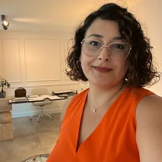 Kl. Psk. İlkay Özlem Dingeç — Psikoloji, İstanbul. Portre fotoğrafı.