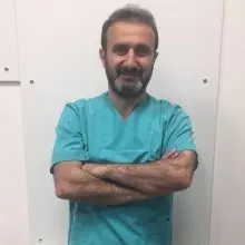 Op. Dr. Uğur Enbiya Özgür — Kulak Burun Boğaz, İstanbul. Portre fotoğrafı.
