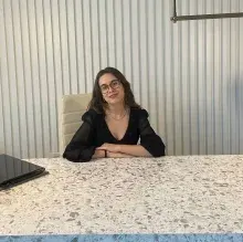 Dyt. Hande Demirçivi — Diyetisyen, Sakarya. Portre fotoğrafı.