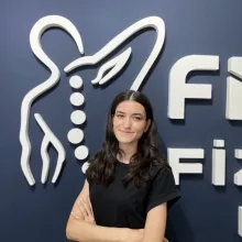 Fzt. Pınar Elikesik — Fizyoterapi Ve Rehabilitasyon. Portre fotoğrafı.