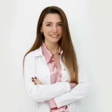 Dyt. İrem Bayraktar — Diyetisyen. Portre fotoğrafı.