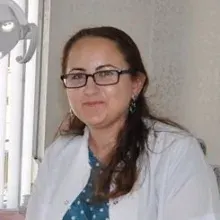 Dt. Filiz Sezer Sarıkaya — Diş Hekimi, Antalya. Portre fotoğrafı.