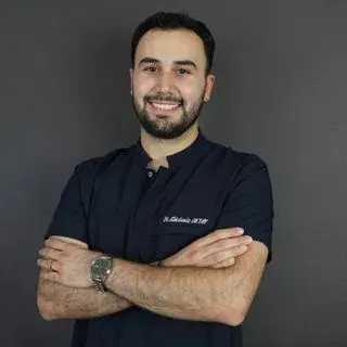 Dt. Gökdeniz Oktay — Diş Hekimi, Adana. Portre fotoğrafı.