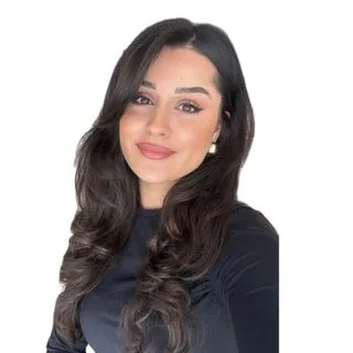 Dkt. Esra Ölmez — Dil ve Konuşma Terapisi, Şanlıurfa. Portre fotoğrafı.