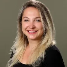 Uzm. Psk. S. Özlem Çeliktaş — Psikoloji, İzmir. Portre fotoğrafı.