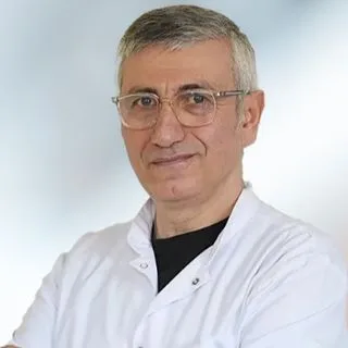Uzm. Dr. Enver Eroğlu — İç Hastalıkları, İstanbul. Portre fotoğrafı.