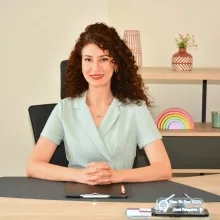 Uzm. Dr. Emel Özen — Çocuk ve Ergen Psikiyatrisi, Antalya. Portre fotoğrafı.