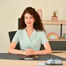 Uzm. Dr. Emel Özen — Çocuk ve Ergen Psikiyatrisi, Antalya. Portre fotoğrafı.