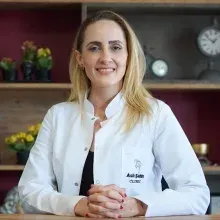 Uzm. Dr. Aslı Şahin — Dermatoloji, Bolu. Portre fotoğrafı.