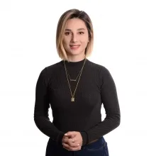 Uzm. Dyt. Ayşenur Fişek — Diyetisyen, İstanbul. Portre fotoğrafı.