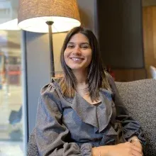 Psk. Dan. Ebru Göç — Psikolojik Danışma ve Rehberlik, İzmir. Portre fotoğrafı.