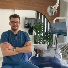 Dt. Hasan Akdoğan — Diş Hekimi, Antalya. Portre fotoğrafı.