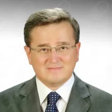 Prof. Dr. Gültekin Süleymanlar — Nefroloji, Konyaaltı, Antalya. Portre fotoğrafı.