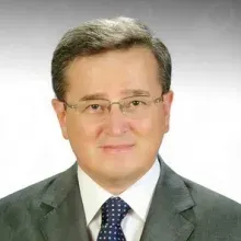 Prof. Dr. Gültekin Süleymanlar — Nefroloji, Konyaaltı, Antalya. Portre fotoğrafı.