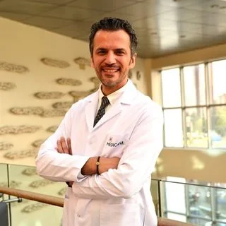 Prof. Dr. Emrah Yürük — Üroloji, Beylikdüzü, İstanbul. Portre fotoğrafı.