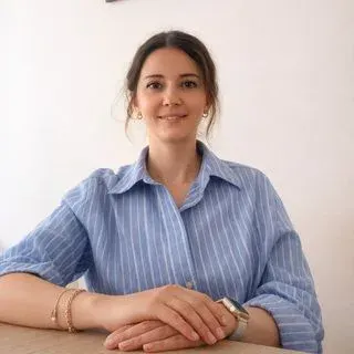 Uzm. Dr. Özge Gül Geli̇rgün — Psikiyatri, Narlıdere, İzmir. Portre fotoğrafı.