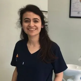 Dt. Fatma Çayır — Diş Hekimi, İzmir. Portre fotoğrafı.