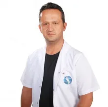 Op. Dr. Celal Özbek Çakır — Beyin ve sinir cerrahisi. Portre fotoğrafı.