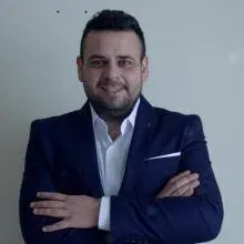 Dyt. Emre Özkan — Diyetisyen, İzmir. Portre fotoğrafı.