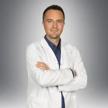 Doç. Dr. Deniz Kulaksız — Trabzon. Portre fotoğrafı.