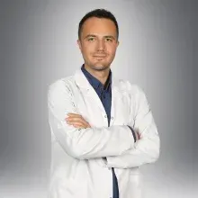 Doç. Dr. Deniz Kulaksız — Trabzon. Portre fotoğrafı.
