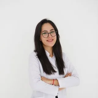 Dkt. Ayşe Çakır — Dil ve Konuşma Terapisi. Portre fotoğrafı.