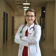 Uzm. Dr. Aylin Alsaç — İç Hastalıkları, Manisa. Portre fotoğrafı.