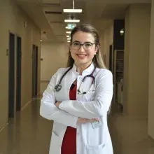 Uzm. Dr. Aylin Alsaç — İç Hastalıkları, Manisa. Portre fotoğrafı.