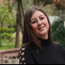 Uzm. Dr. Ayça Öngel Atar — Psikiyatri, Bakırköy, İstanbul. Portre fotoğrafı.
