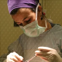 Op. Dr. Defne Erkara — Plastik Rekonstrüktif Ve Estetik Cerrahi, İstanbul. Portre fotoğrafı.