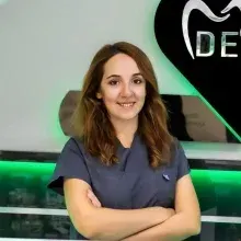 Dt. Eylül Aksoy Demirci — Diş Hekimi, İzmir. Portre fotoğrafı.
