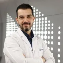 Op. Dr. Halil Sencer Akdeniz — Kalp Ve Damar Cerrahisi, Ataşehir, İstanbul. Portre fotoğrafı.