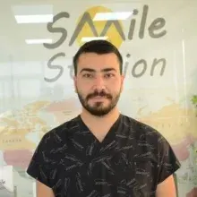 Dt. Eren Emrah Alayvaz — Diş Hekimi, İzmir. Portre fotoğrafı.