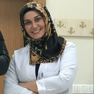 Uzm. Fzt. Yasemin Şahbaz — Fizyoterapi Ve Rehabilitasyon, İstanbul. Portre fotoğrafı.