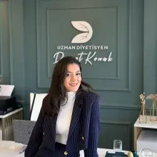 Uzm. Dyt. Demet Konak Hekimci — Diyetisyen, Balıkesir. Portre fotoğrafı.